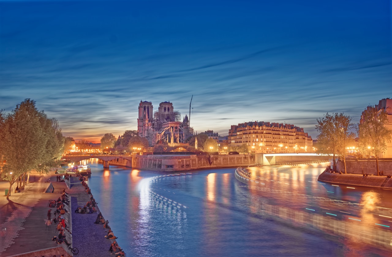 paris illuminée seine