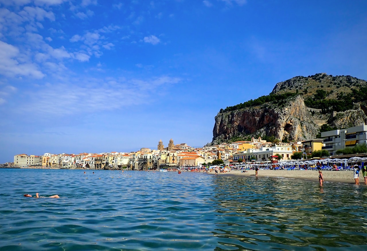 cathédrale arabo-normande et la plage de Cefalu